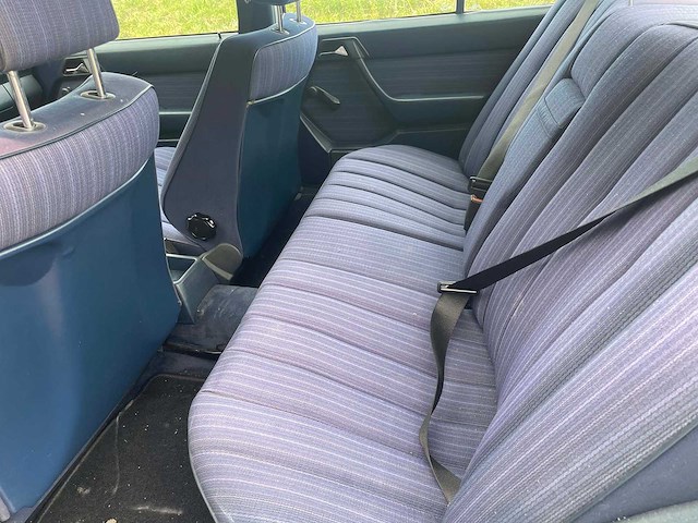 Mercedes - 230 - 230 e - oldtimer - afbeelding 5 van  17