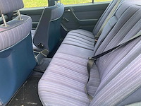 Mercedes - 230 - 230 e - oldtimer - afbeelding 5 van  17