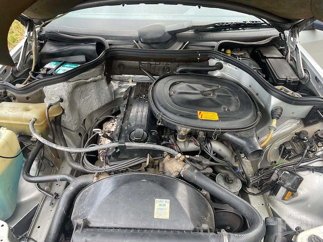 Mercedes - 230 - 230 e - oldtimer - afbeelding 7 van  17