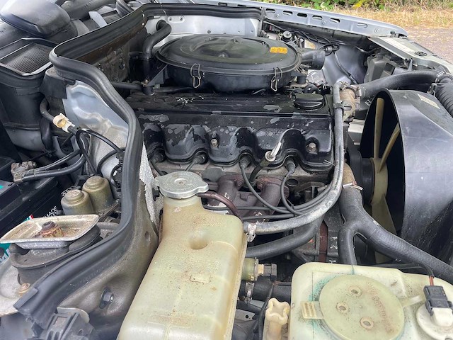 Mercedes - 230 - 230 e - oldtimer - afbeelding 14 van  17