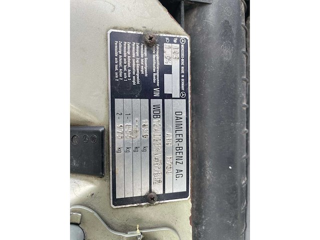 Mercedes - 230 - 230 e - oldtimer - afbeelding 15 van  17