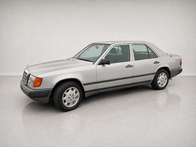 Mercedes - 230 - 230 e - oldtimer - afbeelding 1 van  17