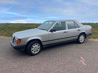 Mercedes - 230 - 230 e - oldtimer - afbeelding 16 van  17