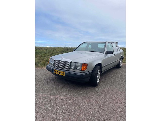 Mercedes - 230 - 230 e - oldtimer - afbeelding 8 van  17