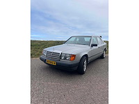 Mercedes - 230 - 230 e - oldtimer - afbeelding 8 van  17