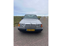 Mercedes - 230 - 230 e - oldtimer - afbeelding 17 van  17