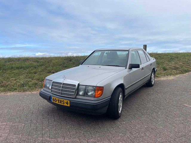 Mercedes - 230 - 230 e - oldtimer - afbeelding 9 van  17