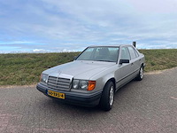 Mercedes - 230 - 230 e - oldtimer - afbeelding 9 van  17