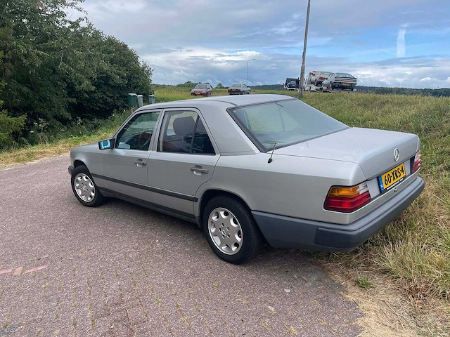Mercedes - 230 - 230 e - oldtimer - afbeelding 10 van  17