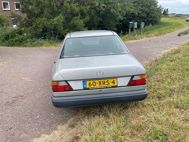 Mercedes - 230 - 230 e - oldtimer - afbeelding 11 van  17