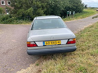 Mercedes - 230 - 230 e - oldtimer - afbeelding 11 van  17