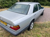 Mercedes - 230 - 230 e - oldtimer - afbeelding 12 van  17