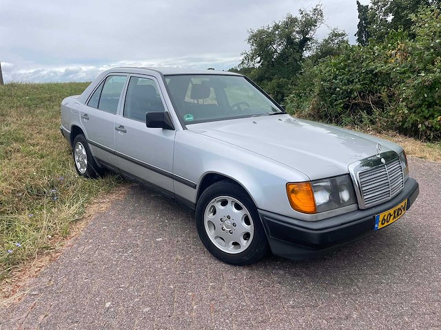 Mercedes - 230 - 230 e - oldtimer - afbeelding 13 van  17