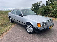 Mercedes - 230 - 230 e - oldtimer - afbeelding 13 van  17