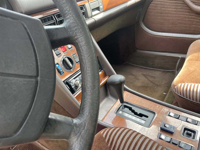 Mercedes - 280 - 280 se - oldtimer - afbeelding 2 van  13