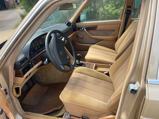 Mercedes - 280 se - w126 - oldtimer - afbeelding 8 van  11