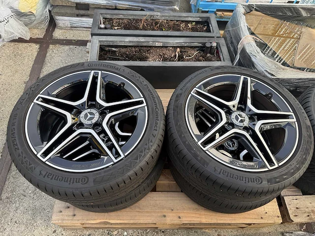 Mercedes - a180 - velg - continental premiumcontact 7 y xl - afbeelding 1 van  4