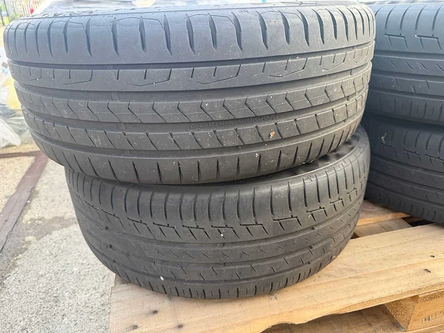 Mercedes - a180 - velg - continental premiumcontact 7 y xl - afbeelding 4 van  4