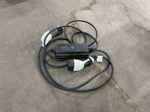 Mercedes - benz - auto acculader - afbeelding 1 van  5