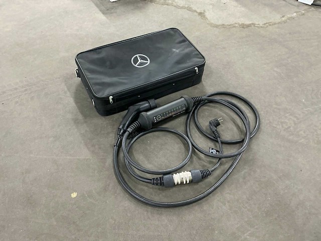 Mercedes - benz - auto acculader - afbeelding 1 van  9