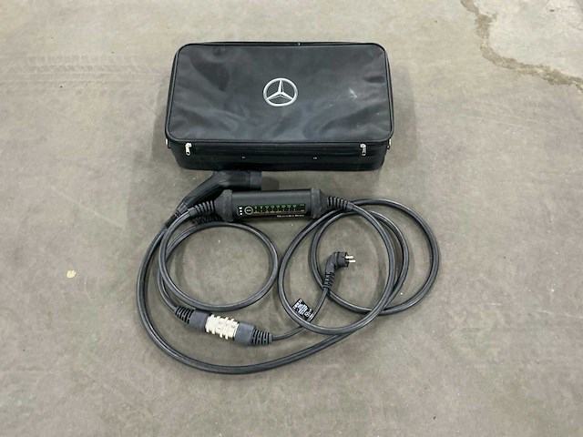 Mercedes - benz - auto acculader - afbeelding 8 van  9