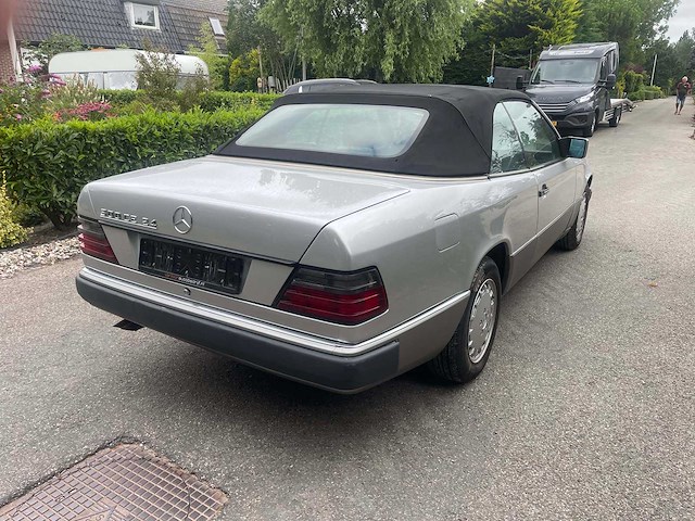 Mercedes - cabrio - 300 ce - oldtimer - afbeelding 16 van  17