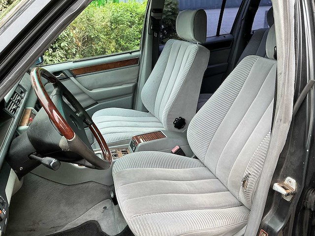 Mercedes - verlengde 6 deur sedan - w124 260 e lang - oldtimer - afbeelding 2 van  12