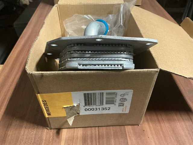 Mercedes 00031352 oliekoeler - afbeelding 1 van  9