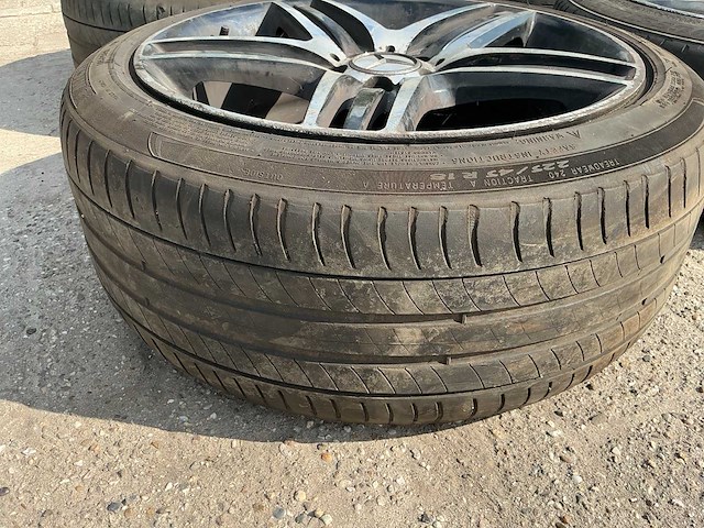 Mercedes 18” velg met michelin band - 225/45 r18 (4x) - afbeelding 1 van  2