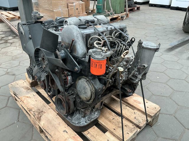 Mercedes 200d dieselmotor - afbeelding 3 van  7