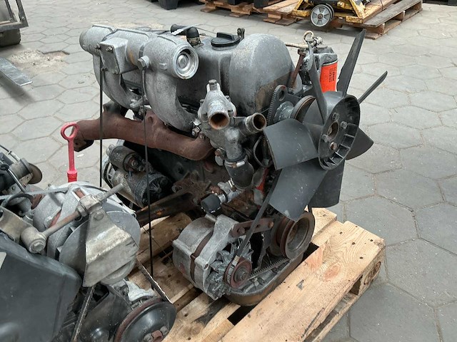 Mercedes 200d dieselmotor - afbeelding 4 van  7