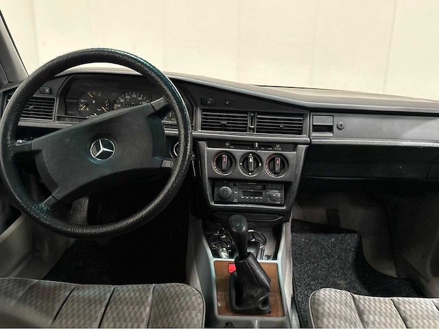 Mercedes-benz - 190 e - 190-serie - 2.0 - oldtimer - 1989 - afbeelding 4 van  17
