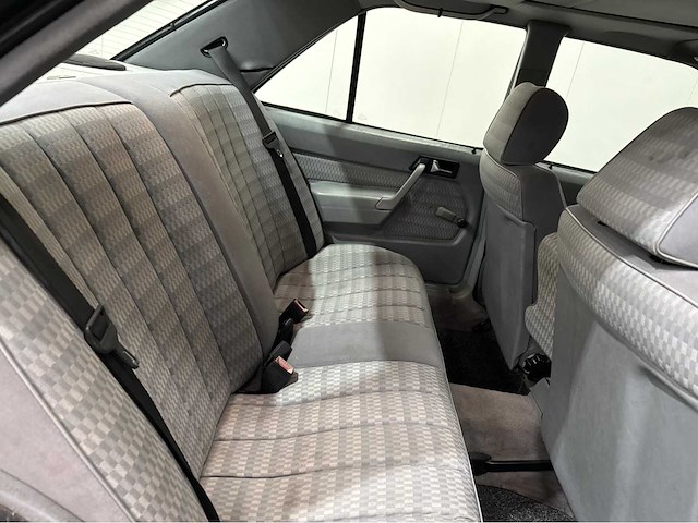 Mercedes-benz - 190 e - 190-serie - 2.0 - oldtimer - 1989 - afbeelding 7 van  17