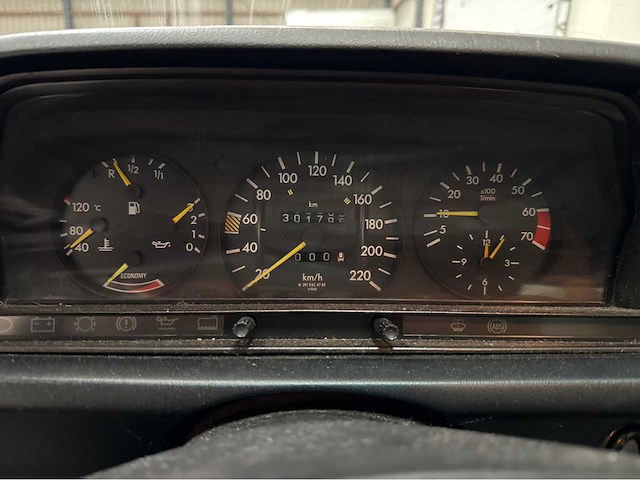 Mercedes-benz - 190 e - 190-serie - 2.0 - oldtimer - 1989 - afbeelding 9 van  17