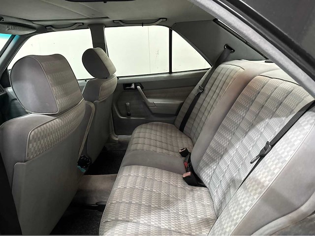 Mercedes-benz - 190 e - 190-serie - 2.0 - oldtimer - 1989 - afbeelding 12 van  17