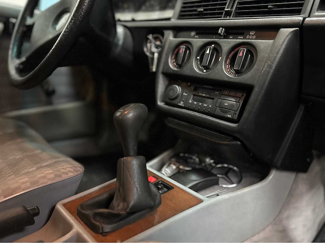 Mercedes-benz - 190 e - 190-serie - 2.0 - oldtimer - 1989 - afbeelding 17 van  17