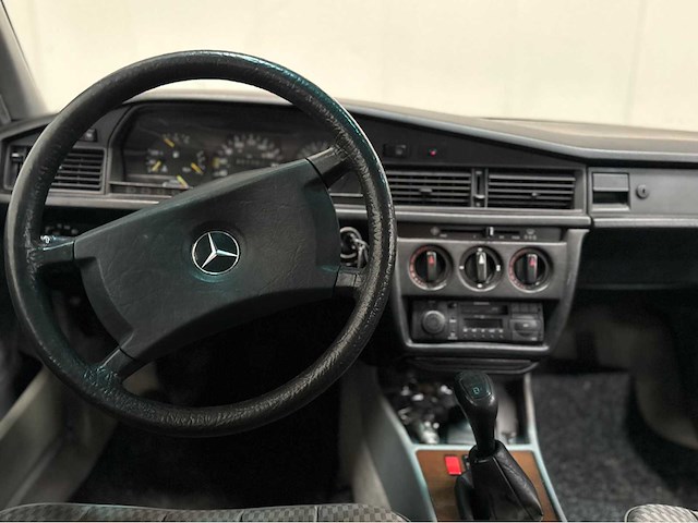 Mercedes-benz - 190 e - 190-serie - 2.0 - oldtimer - 1989 - afbeelding 2 van  26