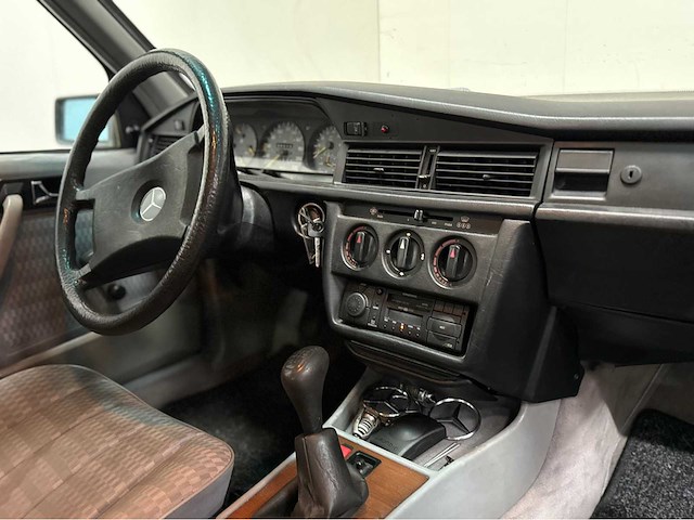 Mercedes-benz - 190 e - 190-serie - 2.0 - oldtimer - 1989 - afbeelding 4 van  26