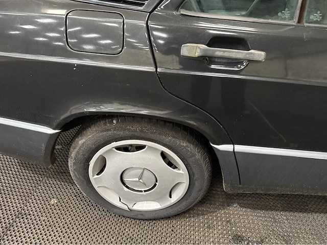 Mercedes-benz - 190 e - 190-serie - 2.0 - oldtimer - 1989 - afbeelding 10 van  26