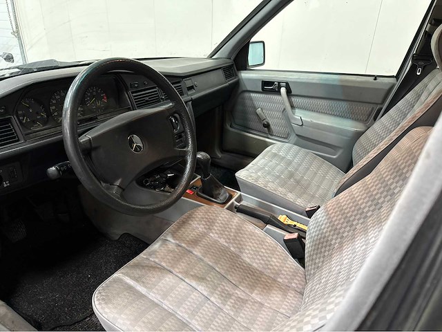 Mercedes-benz - 190 e - 190-serie - 2.0 - oldtimer - 1989 - afbeelding 14 van  26