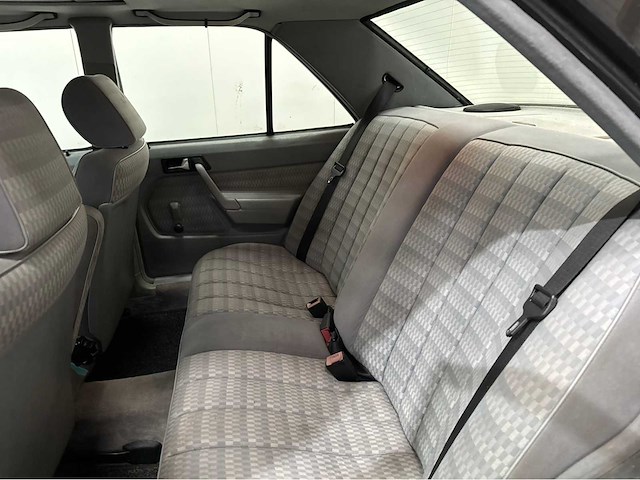 Mercedes-benz - 190 e - 190-serie - 2.0 - oldtimer - 1989 - afbeelding 16 van  26