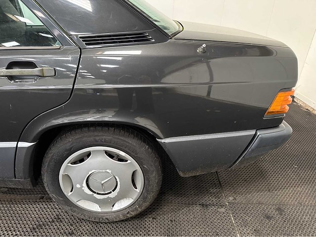 Mercedes-benz - 190 e - 190-serie - 2.0 - oldtimer - 1989 - afbeelding 19 van  26
