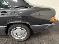 Mercedes-benz - 190 e - 190-serie - 2.0 - oldtimer - 1989 - afbeelding 19 van  26