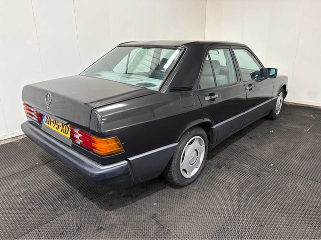 Mercedes-benz - 190 e - 190-serie - 2.0 - oldtimer - 1989 - afbeelding 22 van  26