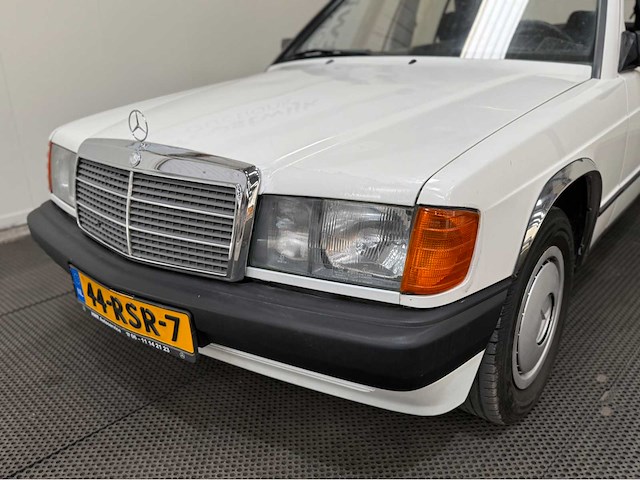 Mercedes-benz - 190-serie - 2.0 e - oldtimer - 1984 - afbeelding 3 van  34