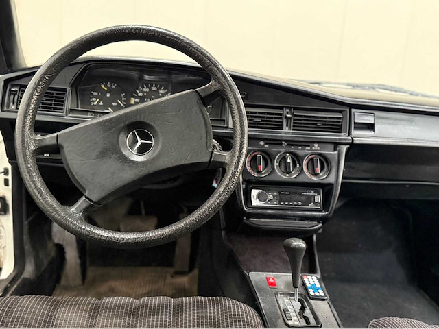 Mercedes-benz - 190-serie - 2.0 e - oldtimer - 1984 - afbeelding 4 van  34