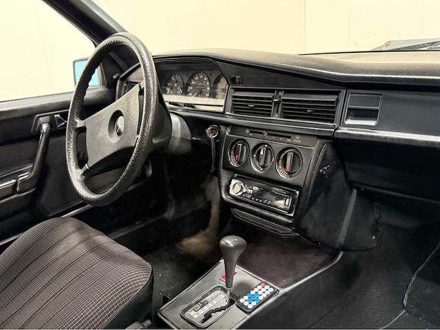 Mercedes-benz - 190-serie - 2.0 e - oldtimer - 1984 - afbeelding 5 van  34