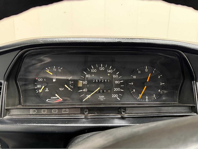 Mercedes-benz - 190-serie - 2.0 e - oldtimer - 1984 - afbeelding 8 van  34