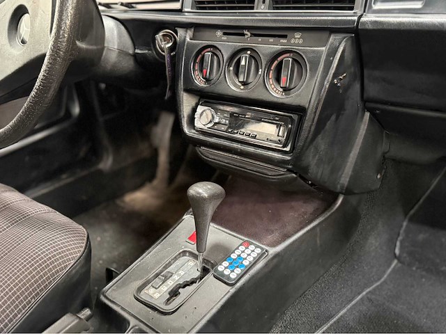Mercedes-benz - 190-serie - 2.0 e - oldtimer - 1984 - afbeelding 10 van  34
