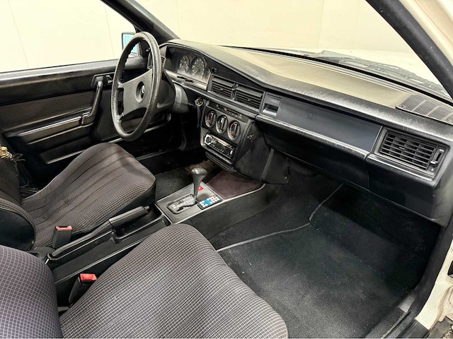 Mercedes-benz - 190-serie - 2.0 e - oldtimer - 1984 - afbeelding 11 van  34